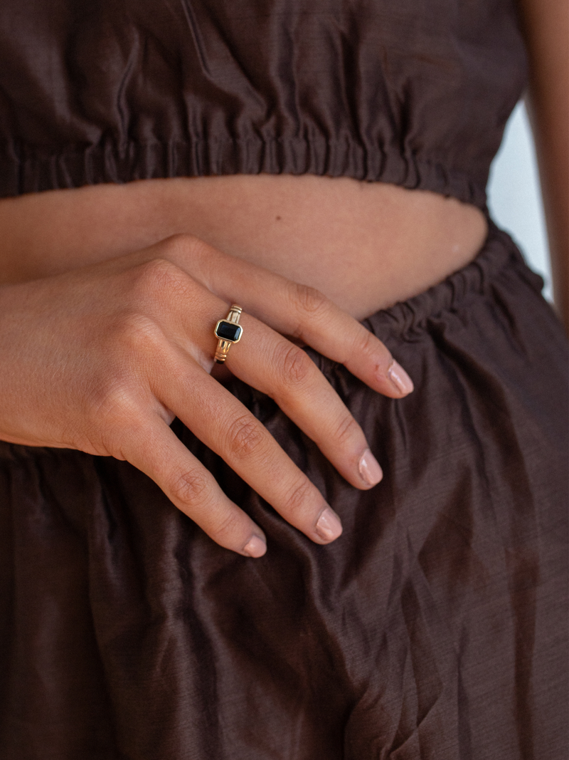 Solid onyx ring deals